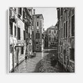 Obraz w ramie 50x50 - Weneckie Kanały - czarno białe zdjęcie, wenecja - rama biała