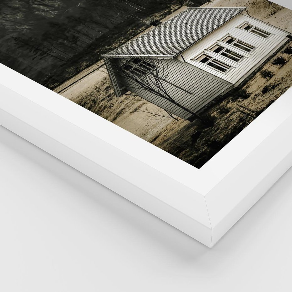 Plakat w ramie 40x50 - Ciepło i Urok Górskiego Domku - domek w górach, sepia - rama biała