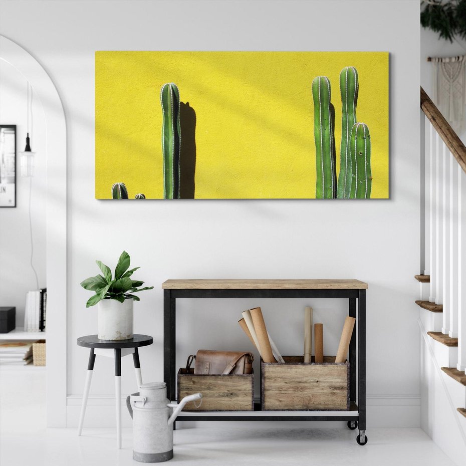 Obraz na płótnie 100x50 - Refleksje w roślinnym odbiciu - zielone kaktusy na tle żółtej ściany, soczyste kolory