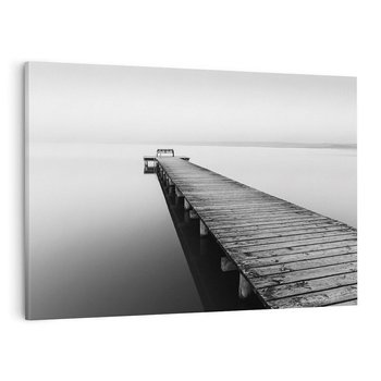 Obraz na płótnie 70x50 - Mglista Perspektywa - czarno biała fotografia, drewniany pomost na jeziorze