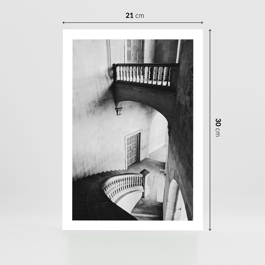 Plakat bez ramy 21x30 - Po Schodach w Dół - czarno białą fotgrafia, zakręcone schody w starek kamienicy