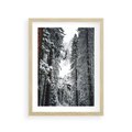 Plakat w ramie 30x40 - Cicha Magia Zimowego Lasu - zimowy las, ośnieżone drzewa - rama drewno