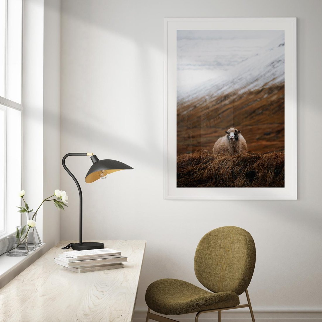 Plakat w ramie 30x40 - Owiecka panorama - góry, owca - rama biała