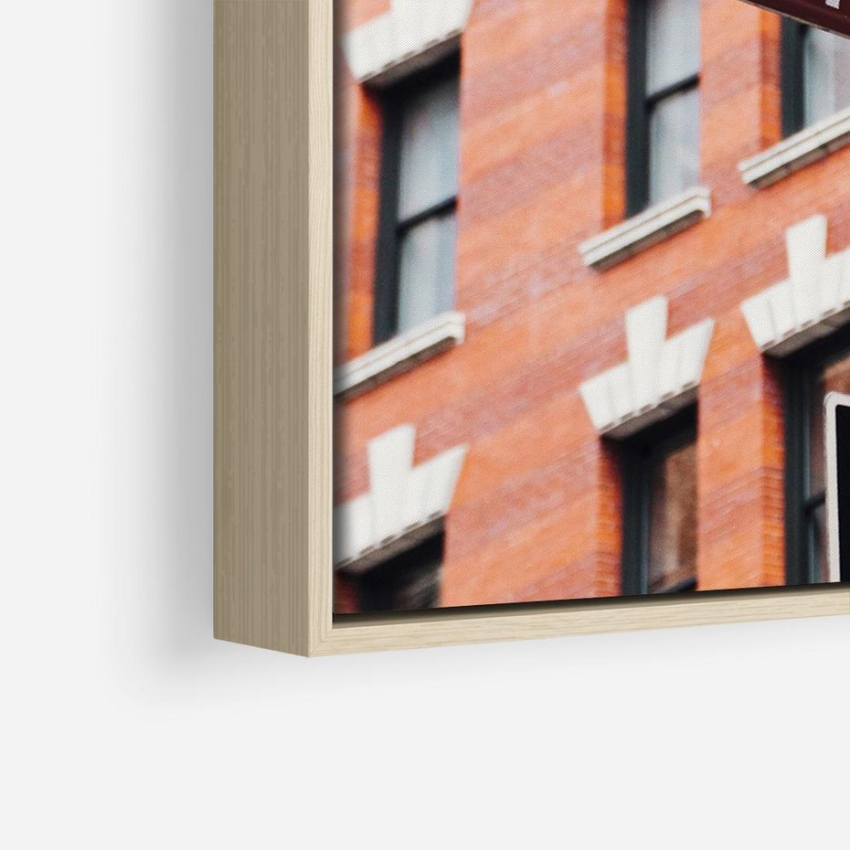 Obraz w ramie 70x50 - Namiastka wielkiego miasta - Nowy Jork, drogowskaz - rama drewno