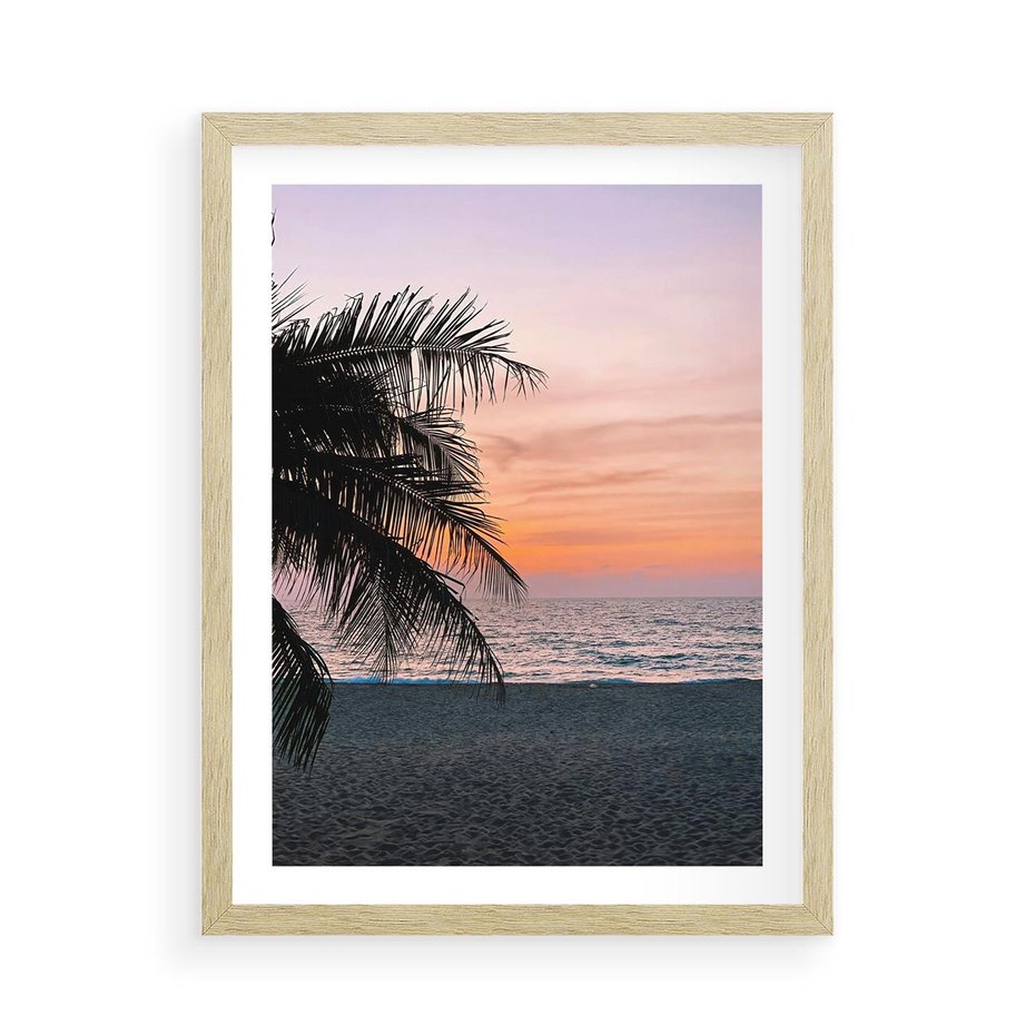 Plakat w ramie 50x70 - Tropikalny Zachód Słońca: Piękno Palmy - palma, nad morzem - rama drewno