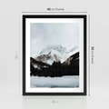 Plakat w ramie 40x50 - W Cieniu Śnieżnych Szczytów - górski krajobraz, zima - rama czarna