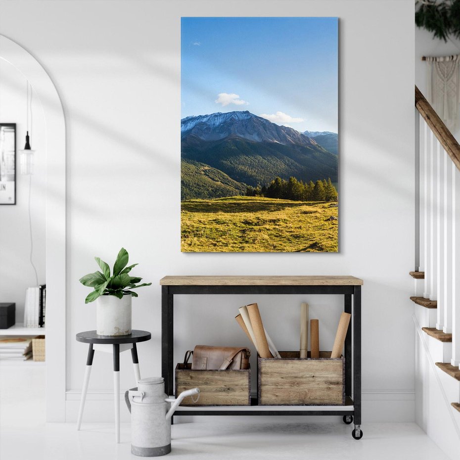 Obraz na płótnie 70x100 - Górski pejzaż: łąka i szczyty - góry, łąka