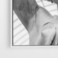 Obraz w ramie 50x50 - Zaklęta w Kamieniu - antyczna rzeźba kobiety na fotografii, czarno biała - rama biała