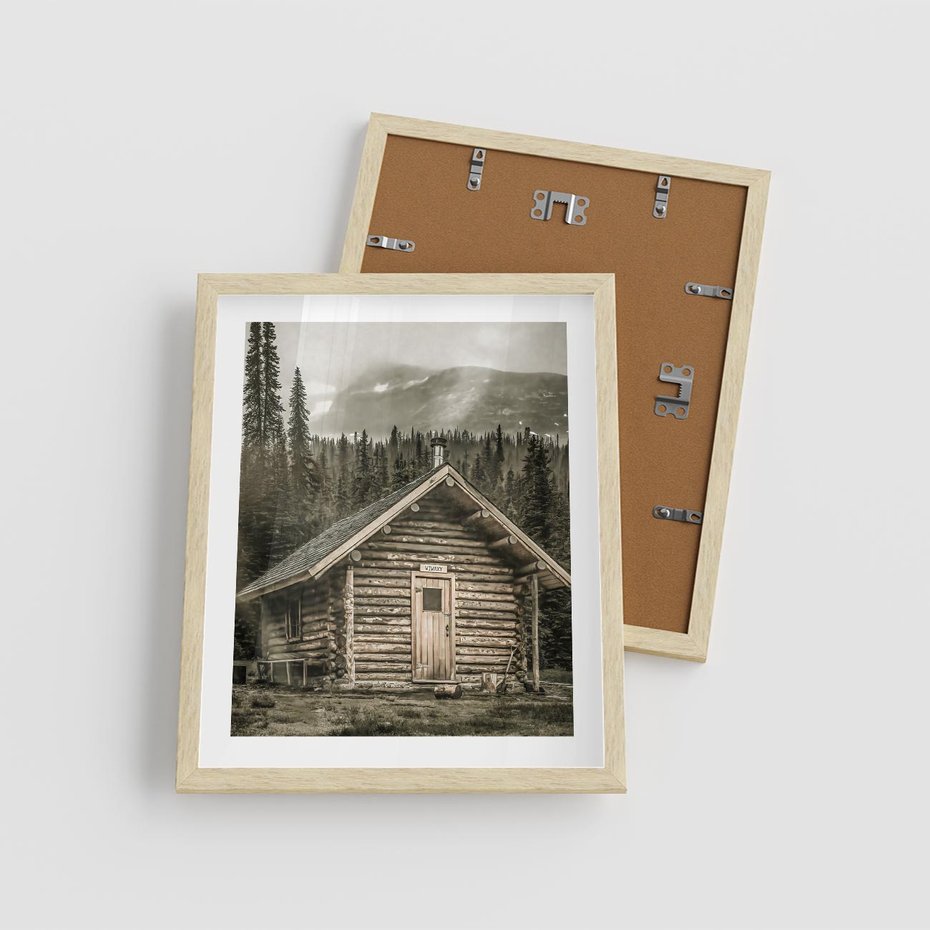 Plakat w ramie 40x50 - Urok Drewnianej Chatki w Górach - chatka w górach, drewniany domek - rama drewno