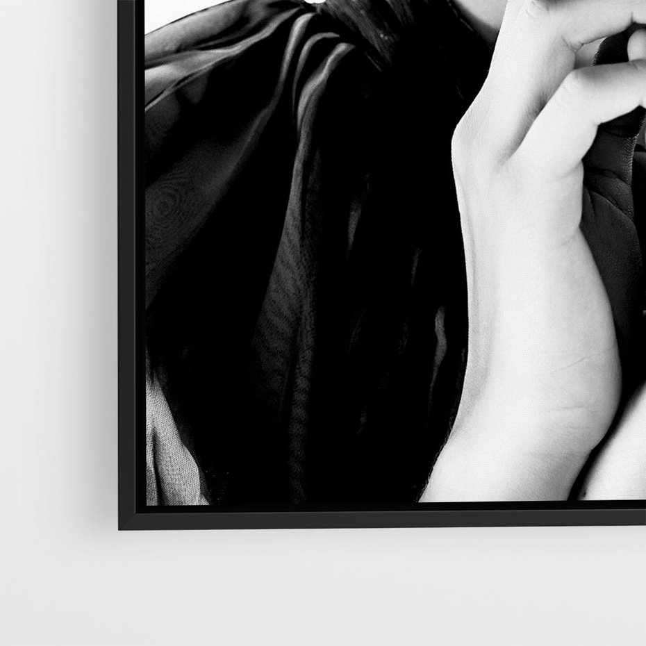 Obraz w ramie 50x50 - Czarna Elegancja - fotografia czarno biała, zbliżenie portret kobiety w czerni - rama czarna