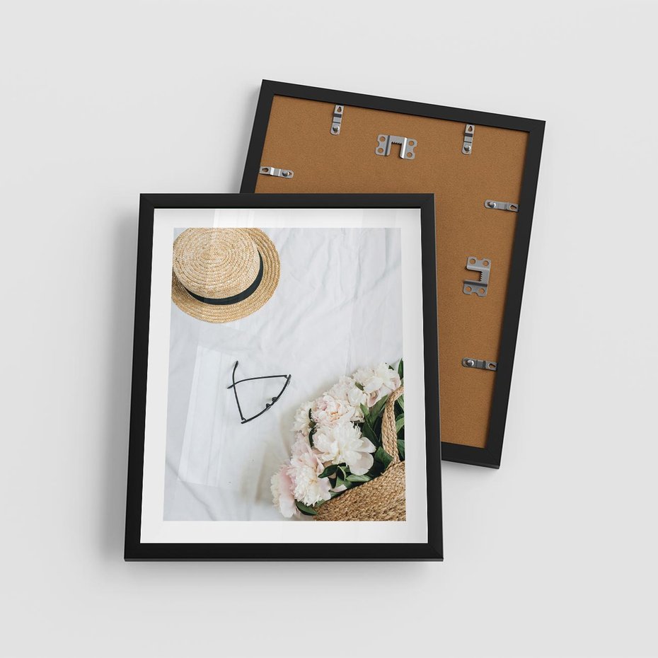 Plakat w ramie 40x50 - Urok Kobiecej Fotografii - kompozycja kobieca, fotografia - rama czarna