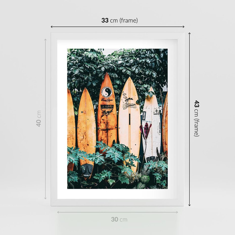 Plakat w ramie 30x40 - Surfowanie w Harmonii z Naturą - deski surfingowe, oparte o rośliny - rama biała