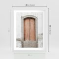Plakat w ramie 40x50 - Śródziemnomorskie Drzwi Czasu - fotografia starych drzwi, śródziemnomorska architektura - rama biała