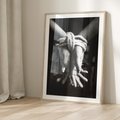 Plakat w ramie 40x50 - Splątane Uczucia - czarno biała fotografia, artystyczna - rama drewno