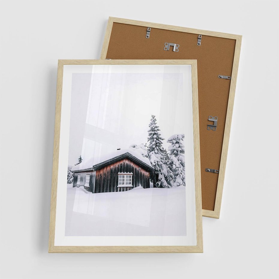 Plakat w ramie 50x70 - Zimowy Azyl: Domek w Górach - domek w górach, śnieg - rama drewno