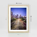 Plakat w ramie 30x40 - Światło nocnej ulicy - miasto, nocą - rama drewno