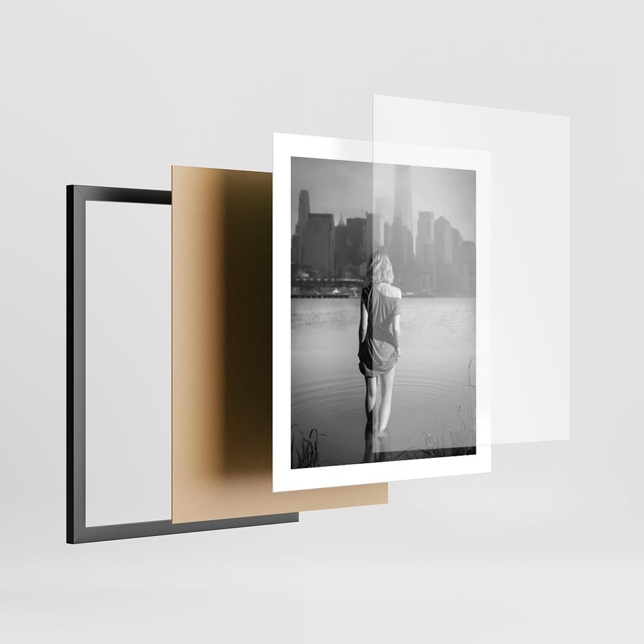 Plakat w ramie 40x50 - Kapiel w Mieście - czarno białe zdjęcie, kobieta wchodzi do wody - rama czarna