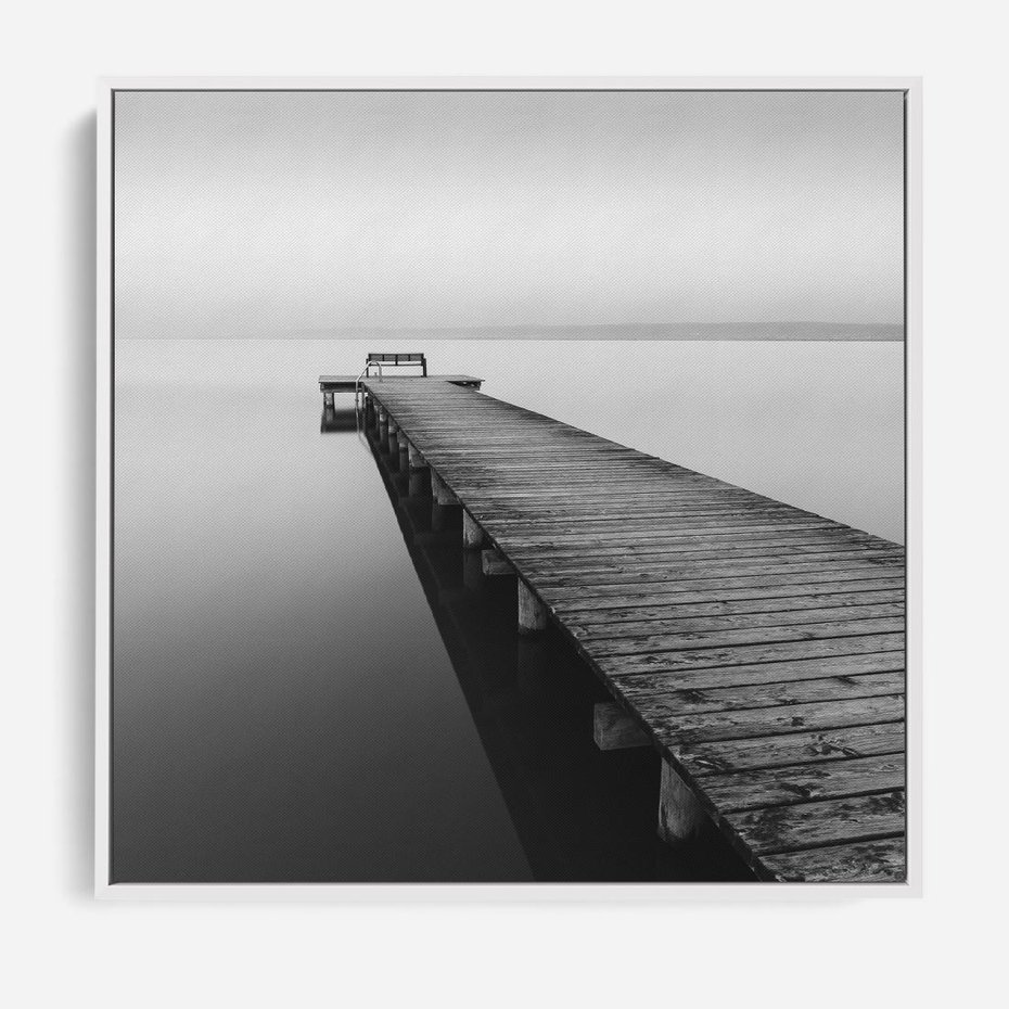 Obraz w ramie 80x80 - Mglista Perspektywa - czarno biała fotografia, drewniany pomost na jeziorze - rama biała