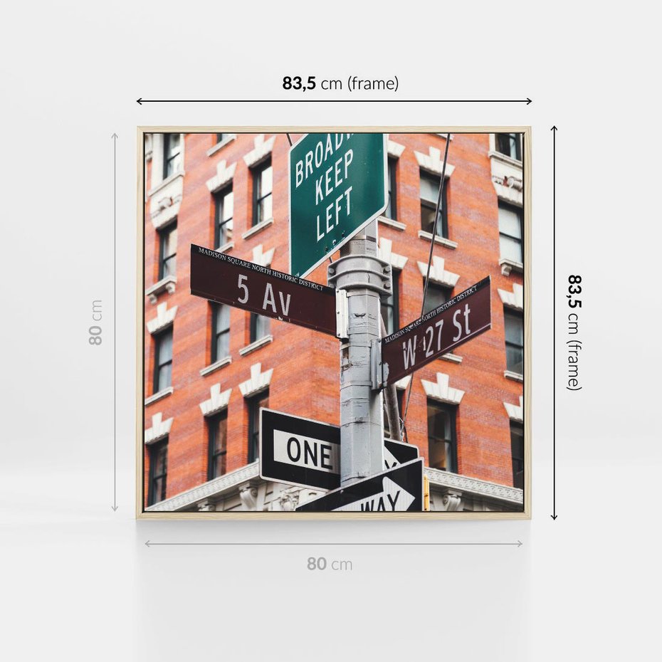 Obraz w ramie 80x80 - Namiastka wielkiego miasta - Nowy Jork, drogowskaz - rama drewno