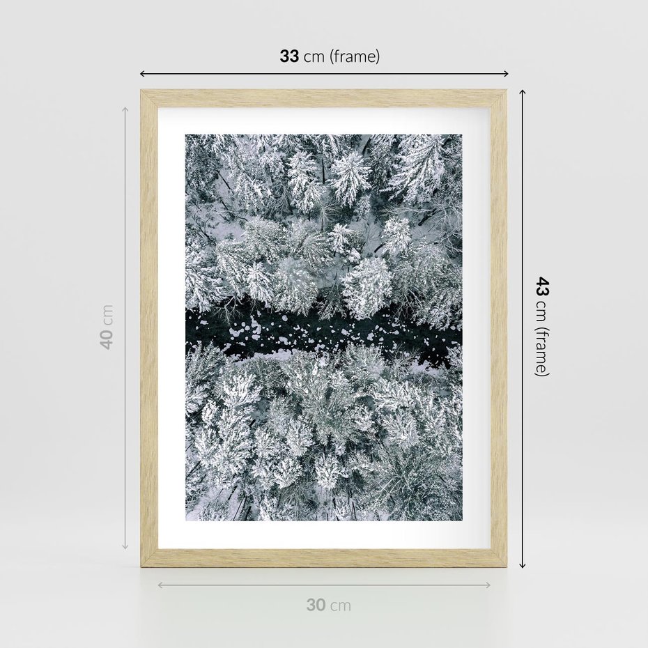 Plakat w ramie 30x40 - Zimowy Krajobraz z Góry - zdjęcie z góry, zaśnieżony las i zamarznięty strumyk - rama drewno