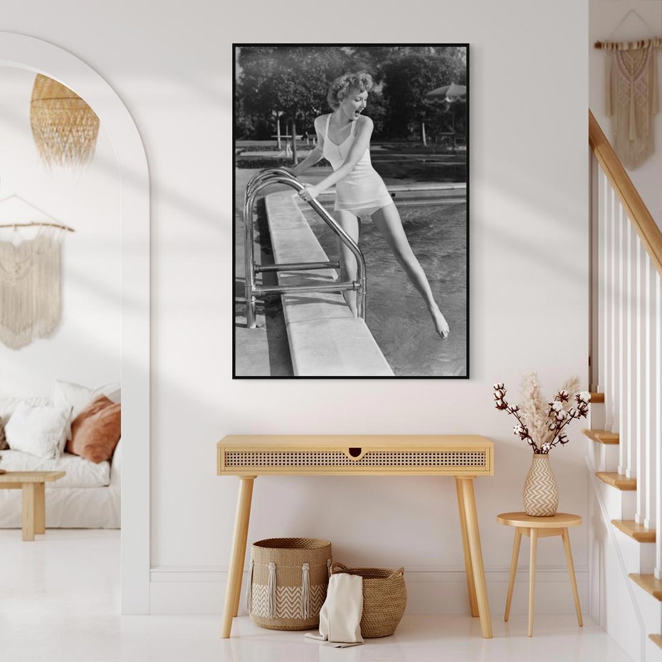 Obraz w ramie 50x70 - Retro Basen - retro zdjęcie, czarno białe - rama czarna