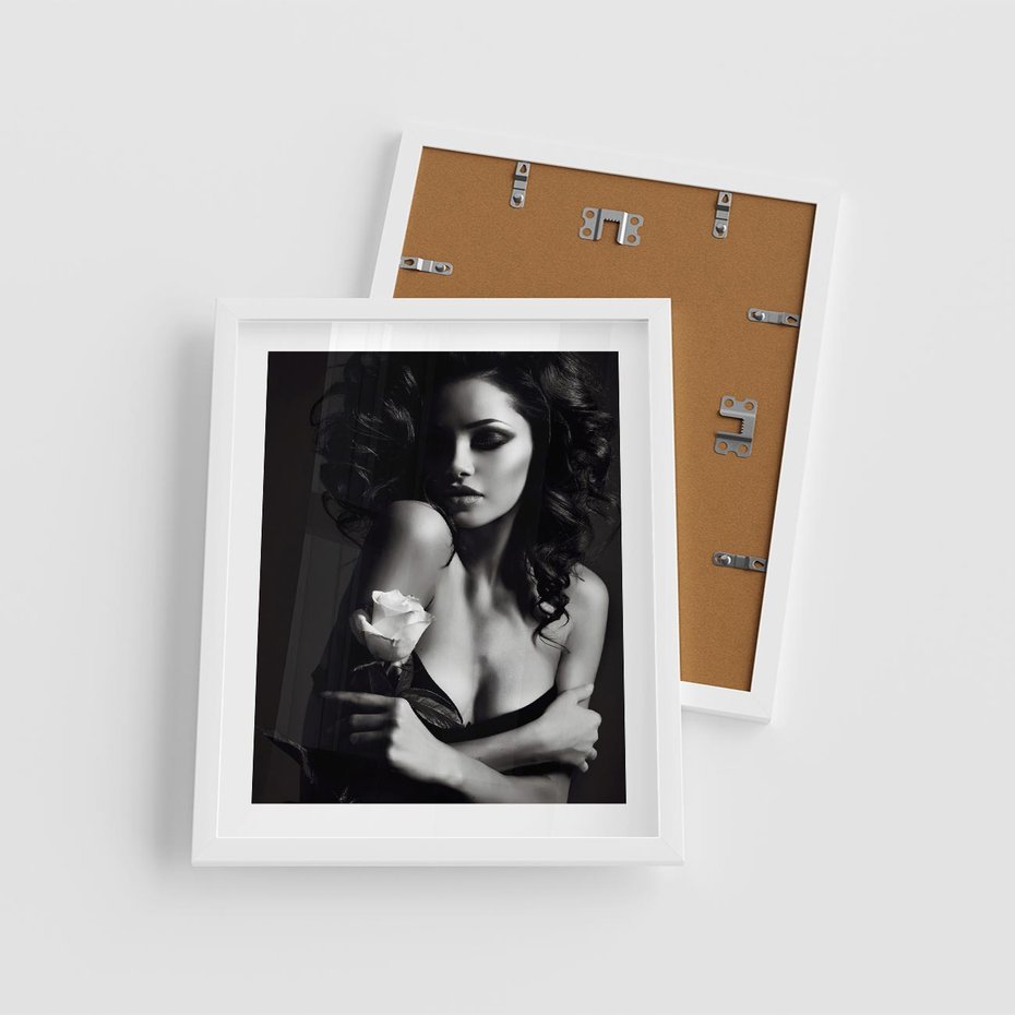 Plakat w ramie 40x50 - Piękno kobiecego aktu uchwycone - kobieta, akt - rama biała