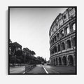 Obraz w ramie 50x50 - Echa Historii - czarno biała fotografia, koloseum - rama czarna