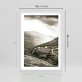 Plakat w ramie 50x70 - Domki w Górach - czarno biała fotografia, górski pejzaż - rama biała