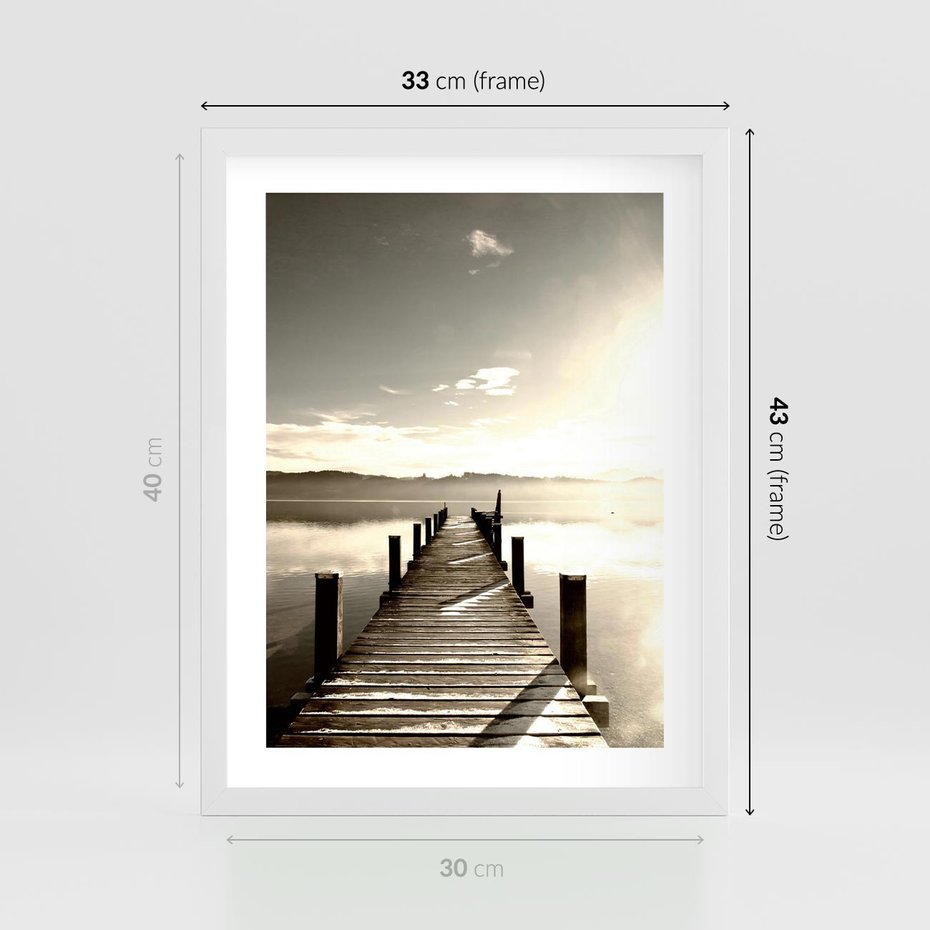 Plakat w ramie 30x40 - Mglisty poranek na pomostcie - pomost, mgła - rama biała