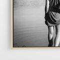 Obraz w ramie 50x50 - Kapiel w Mieście - czarno białe zdjęcie, kobieta wchodzi do wody - rama drewno