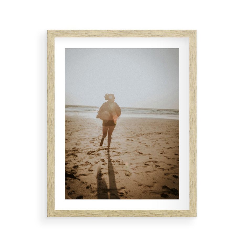 Plakat w ramie 40x50 - O Zachodzie Słońca - klimatyczna fotografia, postać biegnie po plaży - rama drewno