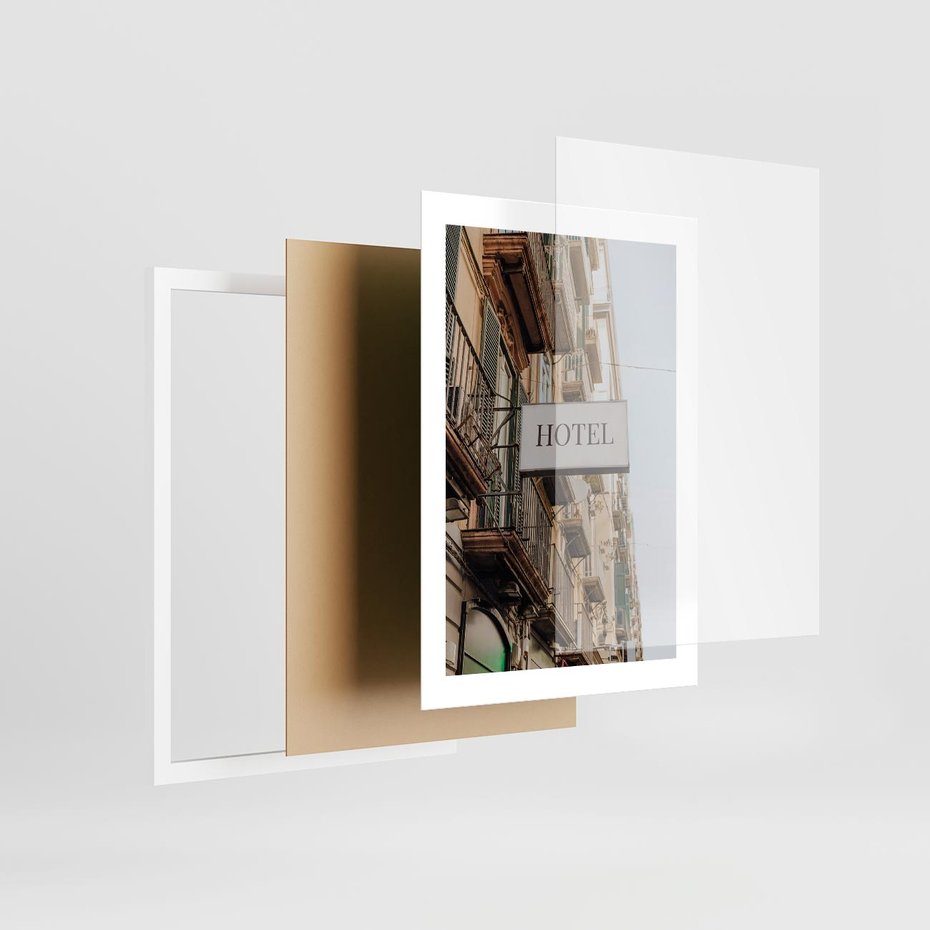 Plakat w ramie 30x40 - Magiczne Spacery - hotel, uliczka - rama biała