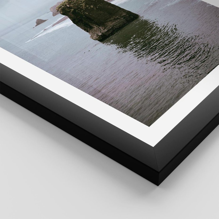 Plakat w ramie 50x70 - Północna Dzikość: Skaliste Klify nad Morzem - skały, klify - rama czarna