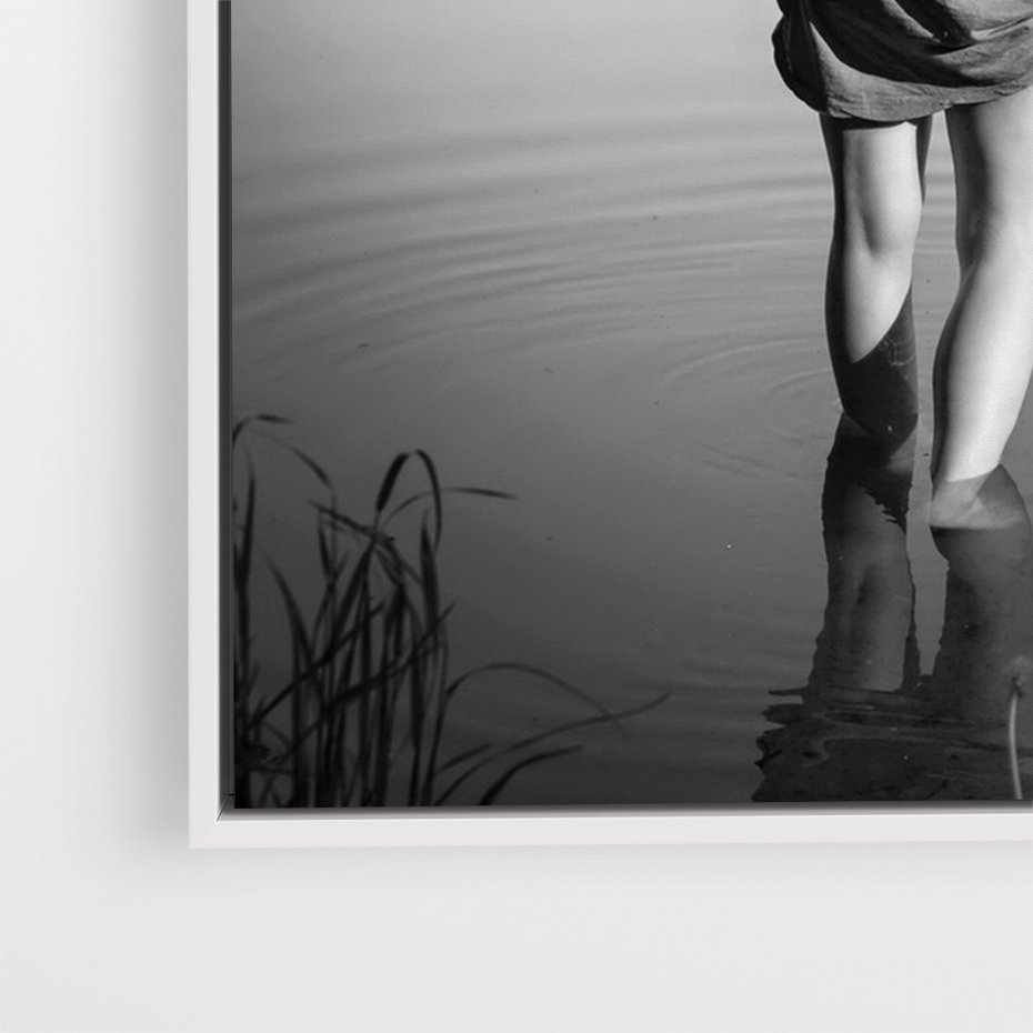 Obraz w ramie 70x100 - Kapiel w Mieście - czarno białe zdjęcie, kobieta wchodzi do wody - rama biała