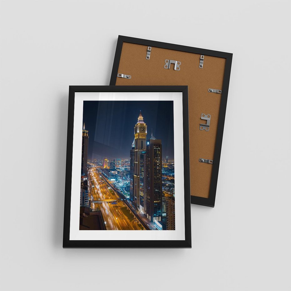 Plakat w ramie 30x40 - Nocna magia - miasto, noc - rama czarna