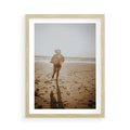 Plakat w ramie 50x70 - O Zachodzie Słońca - klimatyczna fotografia, postać biegnie po plaży - rama drewno