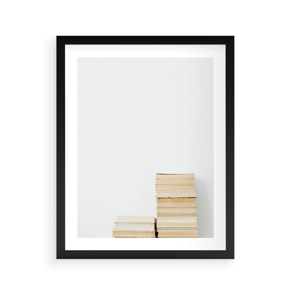 Plakat w ramie 40x50 - Stos Zakurzonych Opowieści - stos książek, ksiązki na stosie - rama czarna