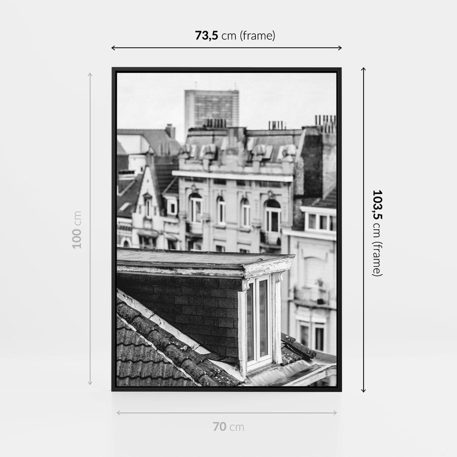 Obraz w ramie 70x100 - Miasto w Retro Odsłonie - fotografia czarno biała, ujęcie na dachy wielkiego miasta - rama czarna