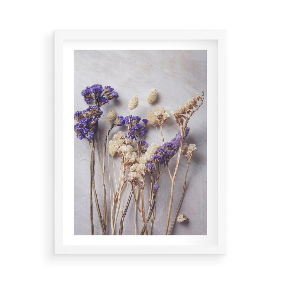 Plakat w ramie 50x70 - Błękitno-Biała Harmonia - suszone kwiaty, błekitne - rama biała