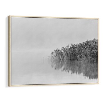 Obraz w ramie 120x80 - Mglisty Brzeg Jeziora - czarno białe zdjęcie, zamglone jezioro - rama drewno