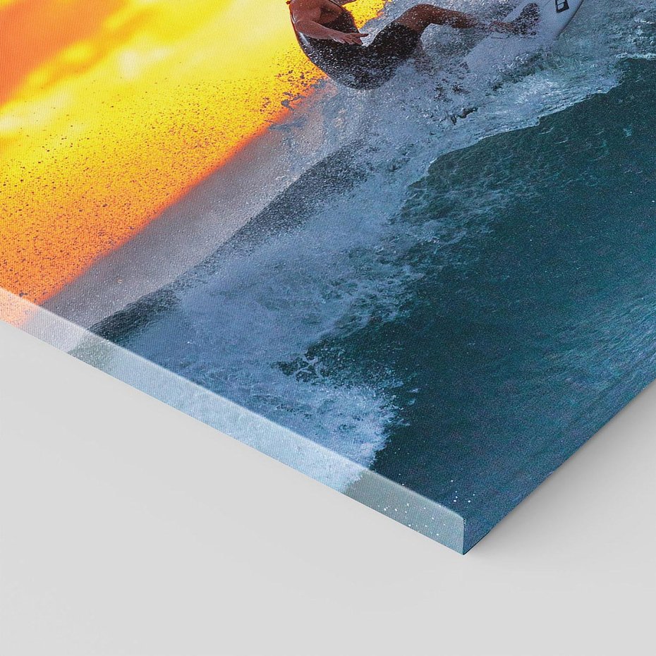 Obraz na płótnie 50x50 - Surfer na falach morza: Spotkanie z wolnością - surfer, surfing