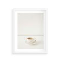Plakat w ramie 30x40 - Kawa w Prostocie - kawa w filizance, białe tłó - rama biała