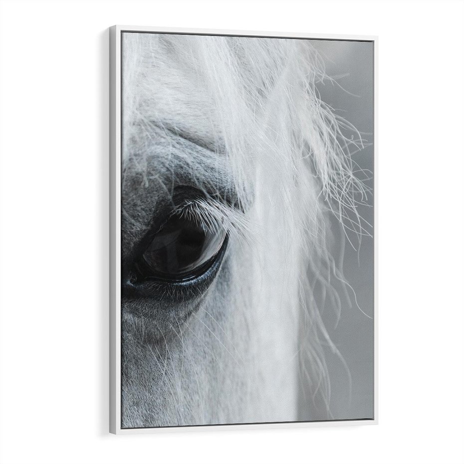 Obraz w ramie 80x120 - Oko Mocy - czarno białe zdjęcie, zbliżenie makro na oko konia - rama biała