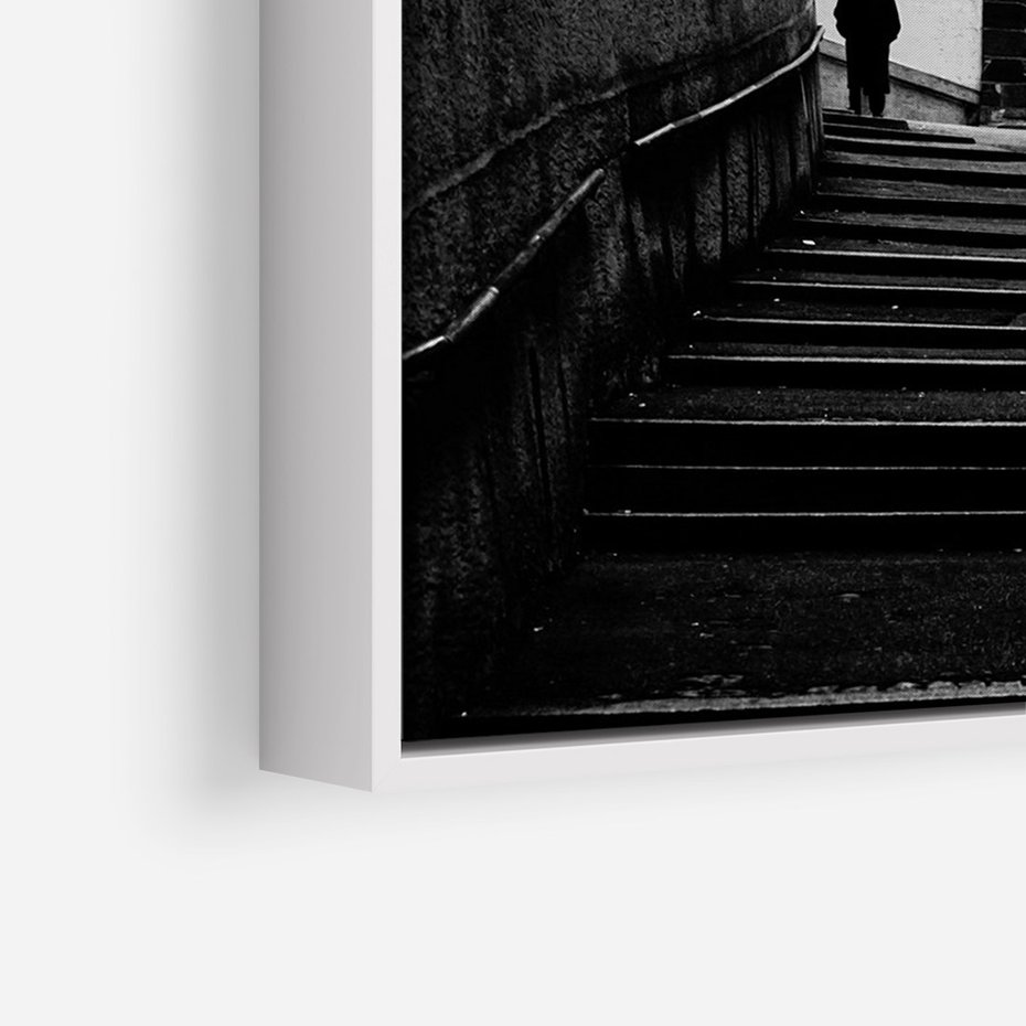Obraz w ramie 80x120 - Ukryta Uliczka - czarno białe zdjęcie, schody - rama biała
