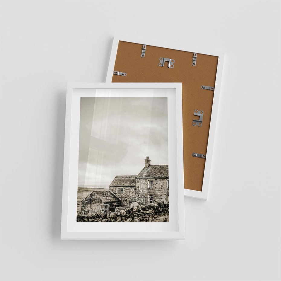Plakat w ramie 30x40 - Kamienny Dom w Odcieniach Sepii - stary kamienny dom, odcienie sepii - rama biała