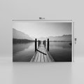 Obraz na płótnie 70x50 - Spokojna Przystań - czarno biała fotografia, drewniany pomost na jeziorze