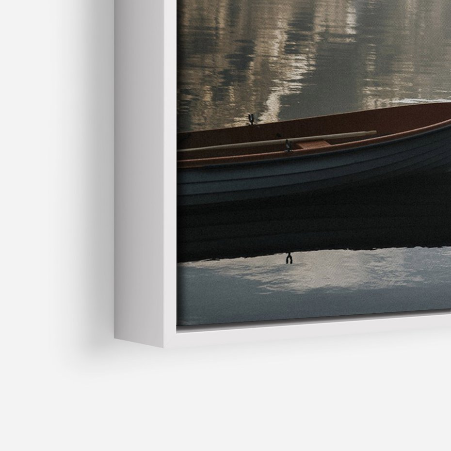 Obraz w ramie 50x70 - Refleksje Natury - morze, łódka - rama biała