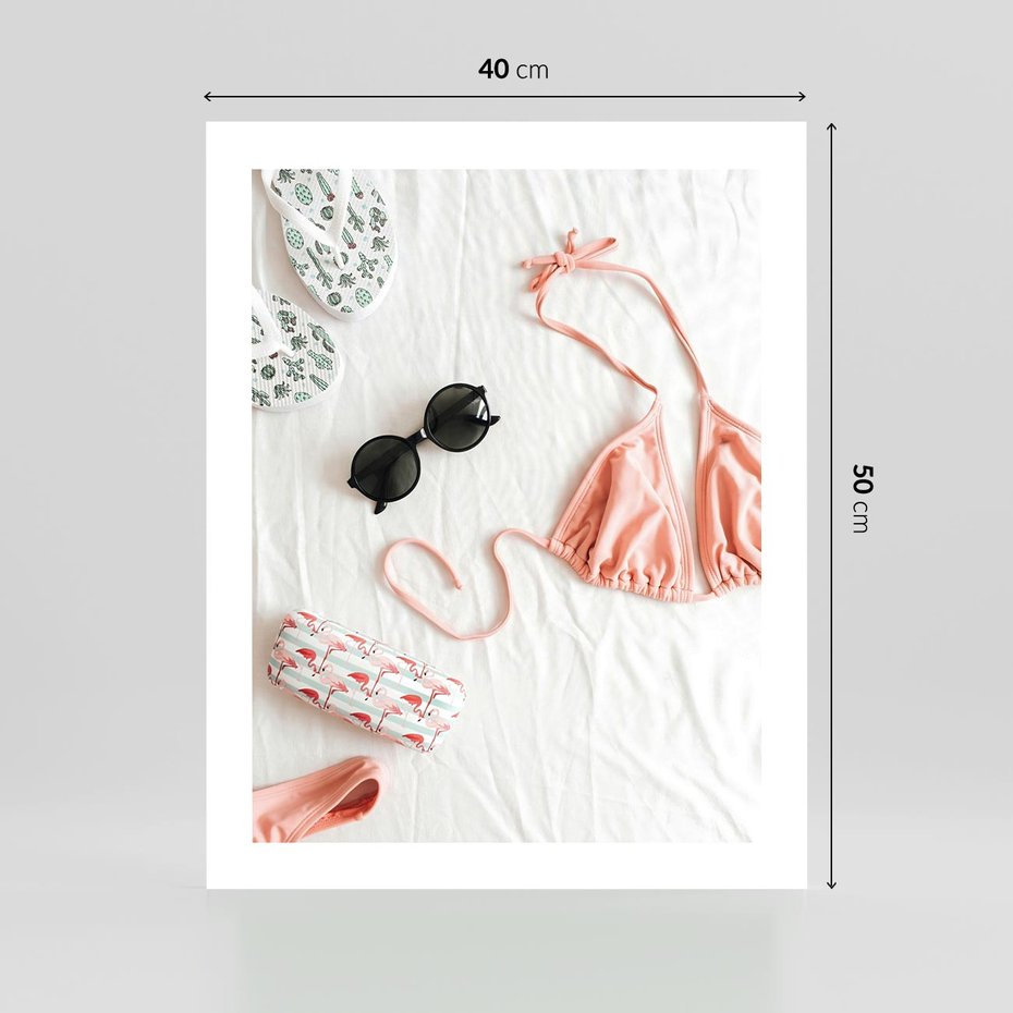 Plakat bez ramy 40x50 - Letnia Elegancja na Plaży - kompozycja, elementy stroju na plażę