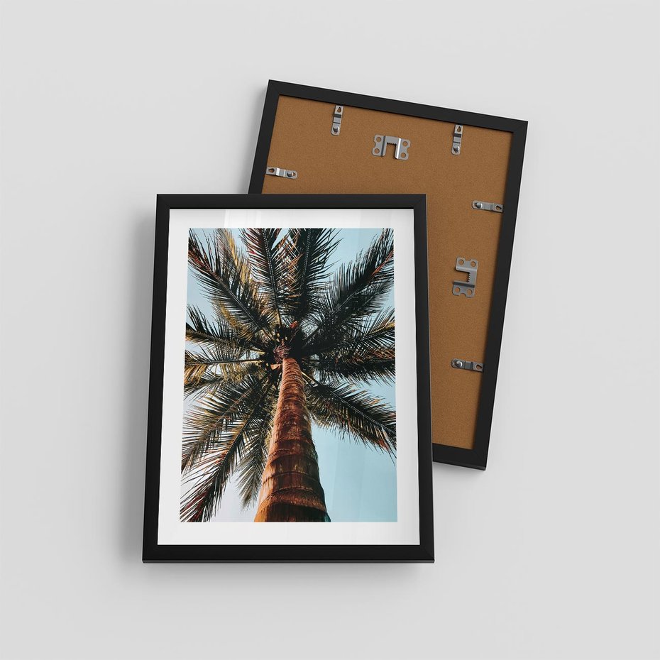 Plakat w ramie 30x40 - Rajskie Inspiracje: Palma na Niebie - palma, na tle nieba - rama czarna