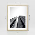 Plakat w ramie 40x50 - Monochromatyczna Wizja - architektura, wysoki wieżowiec - rama drewno
